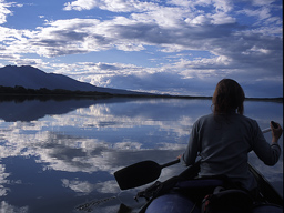 Photos de Guillaume Julian : Christelle pagaie dans les eaux du lac Kamenckoï